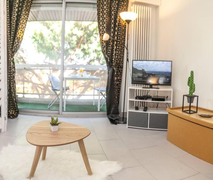 Bord De Mer-terasse-plage Prado David Apartment *
